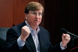 Archivo - En esta foto del 4 de mayo de 2020, se ve al gobernador republicano Tate Reeves hablando en Jackson, Mississippi.