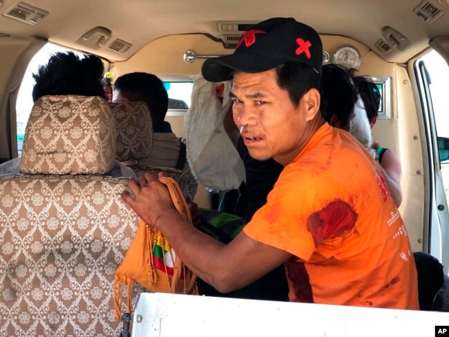 ຊາຍຜູ້ນຶ່ງບາດເຈັບນັ່ງຢູ່ໃນລົດ ໃນເມືອງມູສ, ລັດສານ ທາງພາກເໜືອຂອງປະເທດ, ມຽນມາ, 12 ພຶດສະພາ 2018.