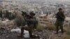 Des soldats israéliens lors d'un raid dans le camp de Balata en Cisjordanie.