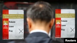 Un homme regarde une affiche de la campagne référendaire Brexit à l'extérieur d'un bureau de vote dans le centre de Londres, 23 juin 2016. REUTERS / Stefan Wermuth - RTX2HRJ8