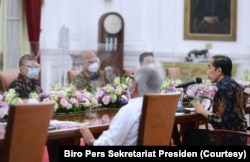 Presiden Joko Widodo bertemu dengan perwakilan sejumlah asosiasi profesi untuk membahas perencanaan pembangunan ibu kota baru Indonesia, di Istana Kepresidenan, Jakarta, Kamis, 15 April 2021. (Foto: Biro Pers Sekretariat Presiden)