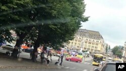 Une ambulance aperçue à la place du marché Turku où un homme a poignardé plusieurs personnes, en Finlande, 18 août 2017.