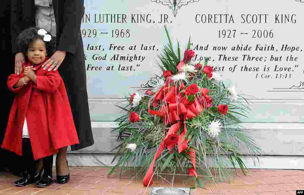 17 Ocak: 1968 yılında suikasta kurban giden Amerikalı siyahların haklarının temsilcisi Martin Luther King'in torunu Yolanda Renee King, Georgia Atlanta'da, dedesinin ve büyükannesi Coretta Scott King'in mezarları başında. (Reuters/Tami Chappell)