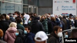 24일 스페인 마드리드의 신종 코로나바이러스 백신 접종소에서 백신을 맞기 위해 기다리는 사람들.