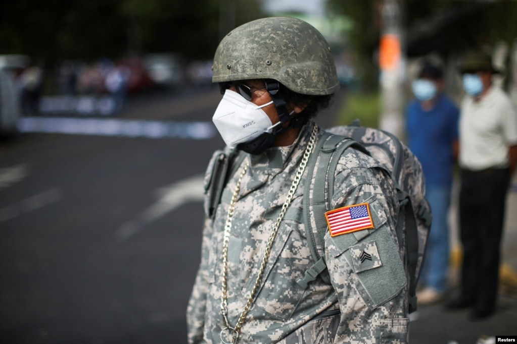 Un veterano de la guerra civil participa en una protesta contra las acciones del Gobierno de El Salvador.