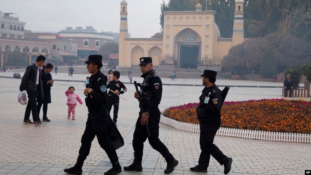 新疆喀什市清真寺周围的安保人员（资料照）
