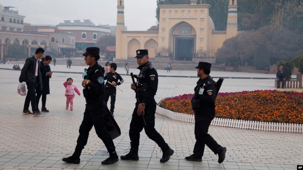 中国新疆喀什警察在一座清真寺前巡逻 （2017年11月4日）