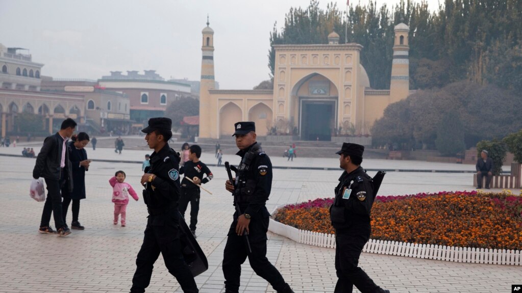 资料照：中国新疆喀什警察在一座清真寺前巡逻。 （2017年11月4日）(photo:VOA)