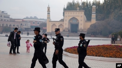 资料照：中国新疆喀什警察在一座清真寺前巡逻。 （2017年11月4日）