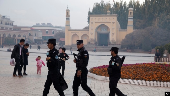 中国新疆喀什警察在一座清真寺前巡逻 （2017年11月4日）