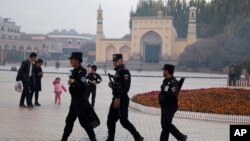 Pasukan keamanan China melakukan patroli di dekat Masjid Raya Id Kah di kota Kashgar, provinsi Xinjiang (foto: dok). 