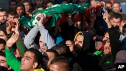 팔레스타인인들이 22일 이스라엘 군의 공격으로 숨진 테러 용의자 함자 아부 알하이의 시신을 운반하며 항의 시위를 벌이고 있다. 