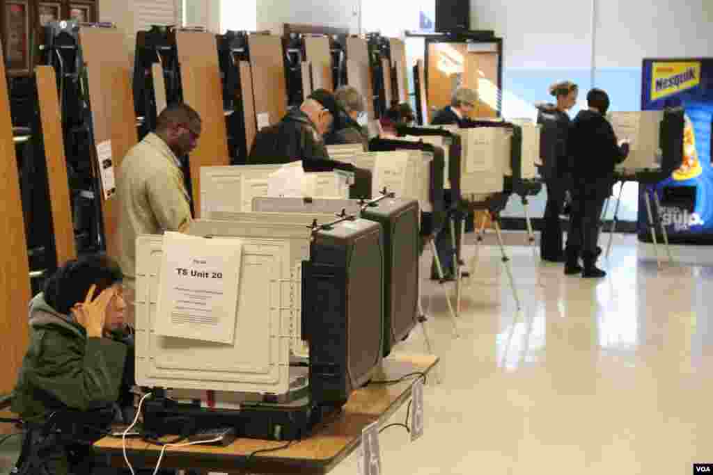 Votantes hace uso del derecho de sufragio en la escuela primaria de Gaithersburg, Maryland. Foto: Flavio Villacorta, VOA.