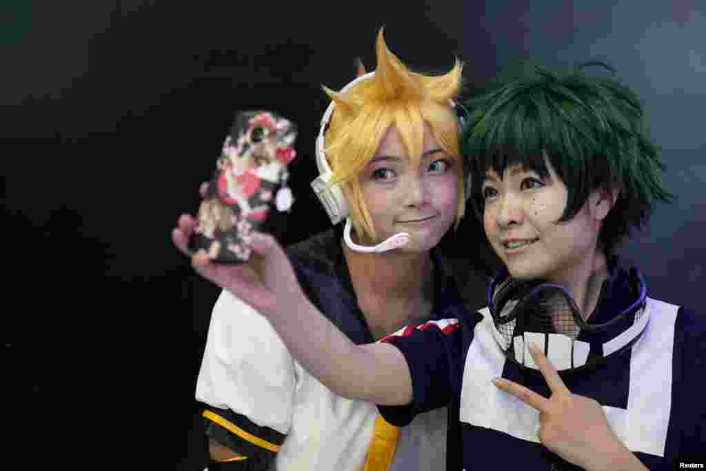 អ្នក​គាំទ្រ​&nbsp;Cosplay ថត​រូប​សែល​ហ្វី​នៅ​ក្នុង​ការ​តាំង​ពិព័រណ៍​​ Comics Games អន្តរជាតិ​របស់​ចិន​ នៅ​ទីក្រុង​សៀងហៃ​ ប្រទេស​ចិន។