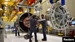 美國通用電器公司的技術人員正在印第安納州的工廠內生產航空噴氣發動機（2017年3月29日）。