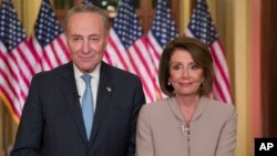 Pemimpin minoritas Senat dari faksi Demokrat, Chuck Schummer (kiri) dan Ketua DPR AS, Nancy Pelosi.