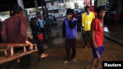 Người nhập cư từ Miến Điện tại một chợ thủy sản ở thị trấn Mahachai, gần Bangkok, Thái Lan.