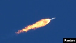 私人製造的獵鷹重型運載火箭完成一次壯觀升空.(資料圖片）