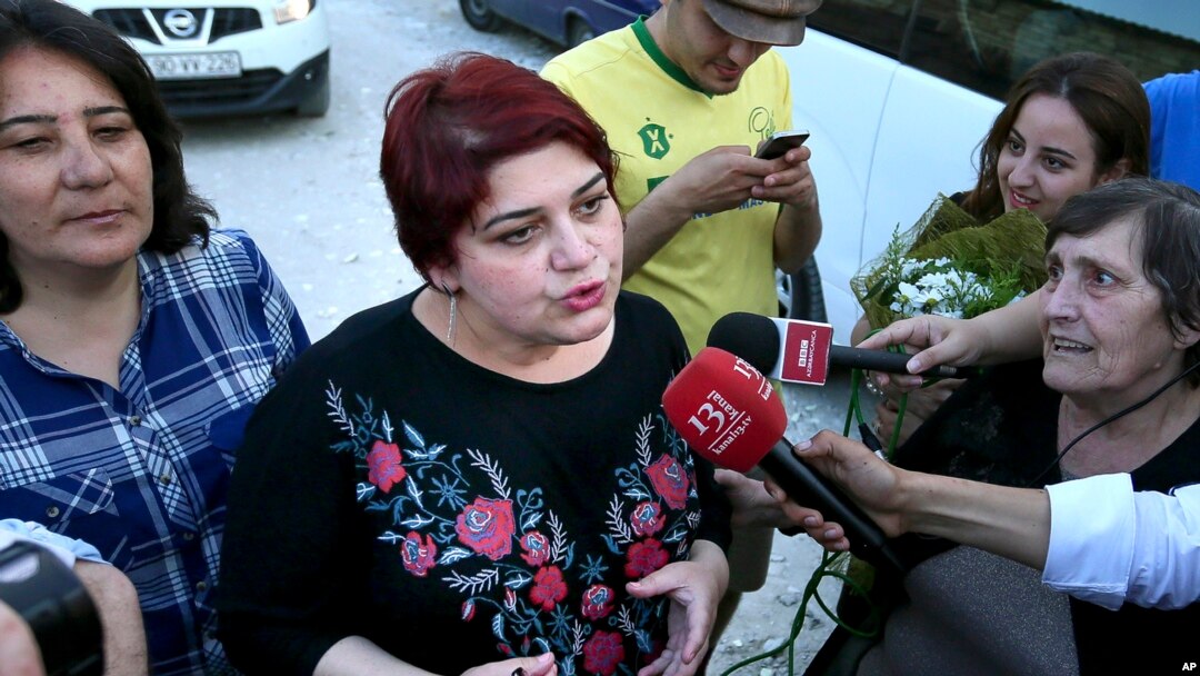 "Ozodlik" radiosi muxbiri Xadicha Ismoilova qamoq ortidan ozodlikka chiqib, jurnalistlar bilan gaplashmoqda, Boku, Ozarbayjon, 2016-yil, 25-may.