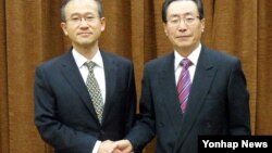 2012년 11월 중국 외교부 청사에서 악수하는 한국 6자회담 수석대표 임성남 외교통상부 한반도평화교섭본부장(왼쪽)과 우다웨이 중국 한반도사무특별대표.