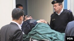 Mubarak, de 83 años, fue traído el lunes en un helicóptero hasta el tribunal en El Cairo desde un hospital donde está bajo arresto.