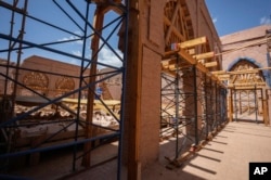 Una estructura de madera sostiene la parte interior de la Gran Mezquita de Tinmel, que data del siglo XII y sufrió daños importantes durante el terremoto de 2023, en el pueblo de Tinmel, en la montaña del Atlas, Marruecos, el 5 de septiembre de 2024.