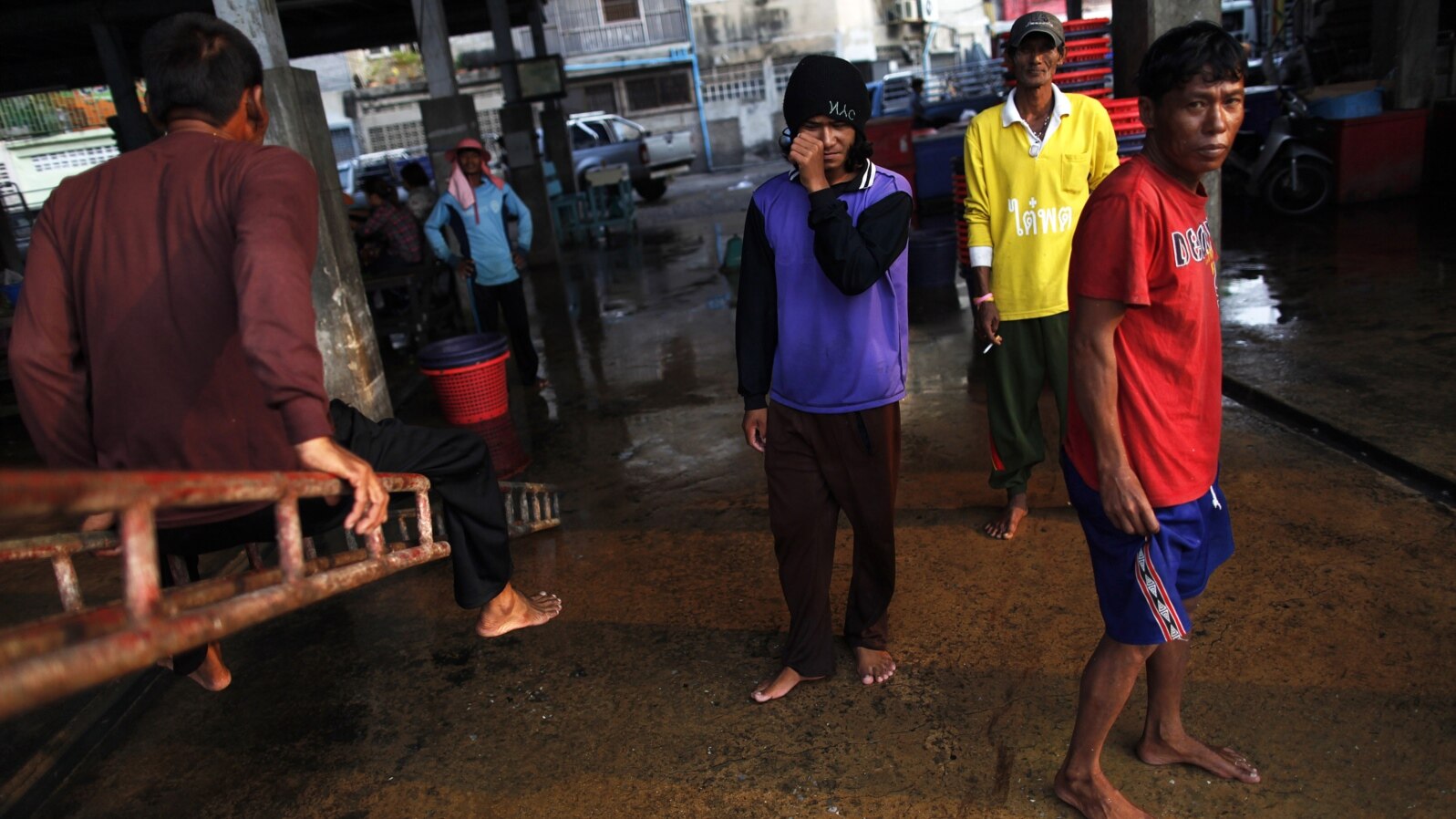 Migrant workers from Burma get off a fishing boat at a seafood market in the town of Mahachai, near Bangkok, Thailand, March 2010. (file photo)