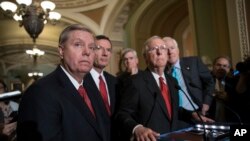 De izquierda a derecha, los senadores republicanos Lindsey Graham (Carolina del Sur), John Barraso (Wyoming), Bill Cassidy (Luisiana), Mitch McConnell (Kentucky) líder de la mayoría, y John Cornyn (Texas), segundo líder del partido en el Senado, anuncian que no llevarán a votación una propuesta de salud de Graham y Cassidy.