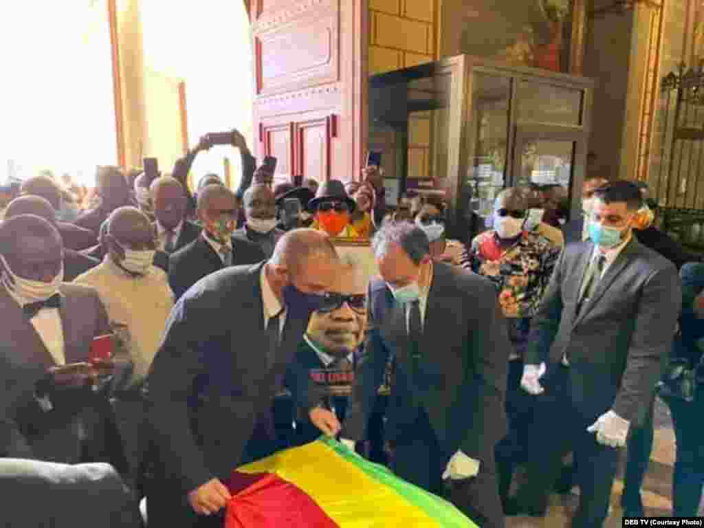 Bendele ya Congo-Brazzaville ezali kotiama likolo na sanduku ya nzoto ya Pascal Lissouba, mokonzi ya kala ya mboka, na Perpignan, France, 31 aout 2020. (DEB TV)