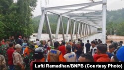 Kepala Badan Nasional Penanggulangan Bencana Doni Monardo (rompi cokelat) bersama warga meninjau kondisi sungai dan Jembatan Asera di Desa Longeo, Kecamatan Asera, Kabupaten Konawe Utara, Sulawesi Tenggara, 6 Juni 2019. (Foto: Lufti Ramadhan/BNPB)