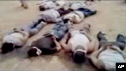 Foto yang diambil dari video amatir dan dirilis oleh Shaam News Network menunjukkan jenazah 13 orang dengan tangan terikat di belakang tubuh dan mata tertutup di Deir el-Zour, Suriah (29/5).