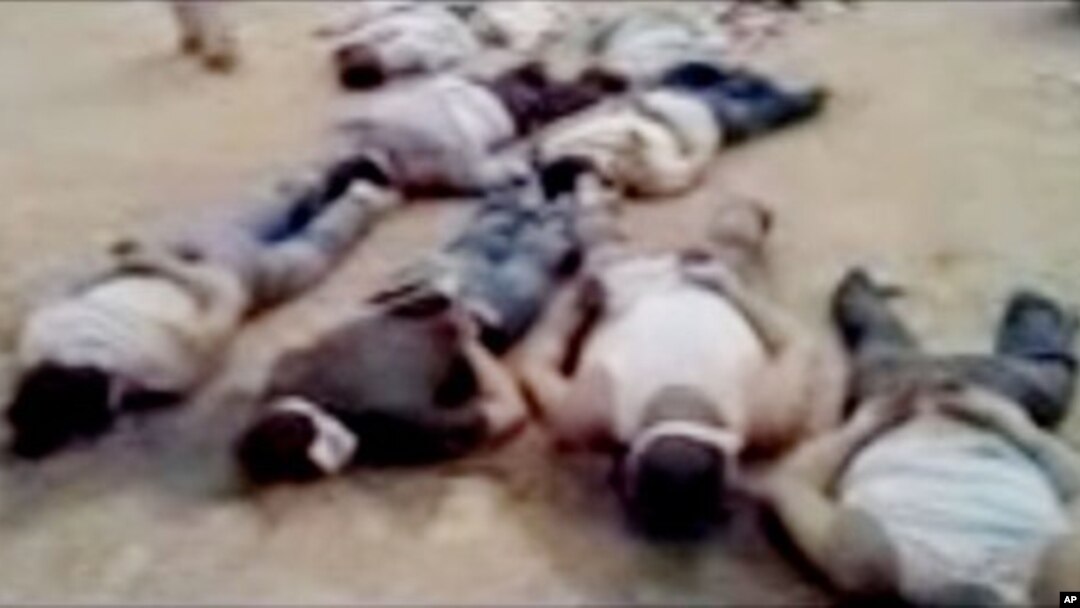 Foto yang diambil dari video amatir dan dirilis oleh Shaam News Network menunjukkan jenazah 13 orang dengan tangan terikat di belakang tubuh dan mata tertutup di Deir el-Zour, Suriah (29/5).