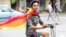 Một thành viên tham gia diễu hành thường niên Viet Pride của cộng đồng LGBT Việt Nam trên đường phố Hà Nội vào tháng 8/2016. Luật cho người chuyển giới đang được soạn thảo và dự kiến sẽ được áp dụng vào đầu năm 2019.