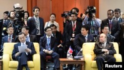 Menlu China Wang Yi (kiri) dan Menlu Korea Utara Pak Ui-Chun dalam pertemuan tahunan ke-20 Menlu ASEAN di Bandar Seri Begawan, Brunei (2/7). 