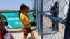 Una madre con su hijo entra al campo de refugiados de ACNUR en Maicao, Colombia, el 7 de mayo de 2019.