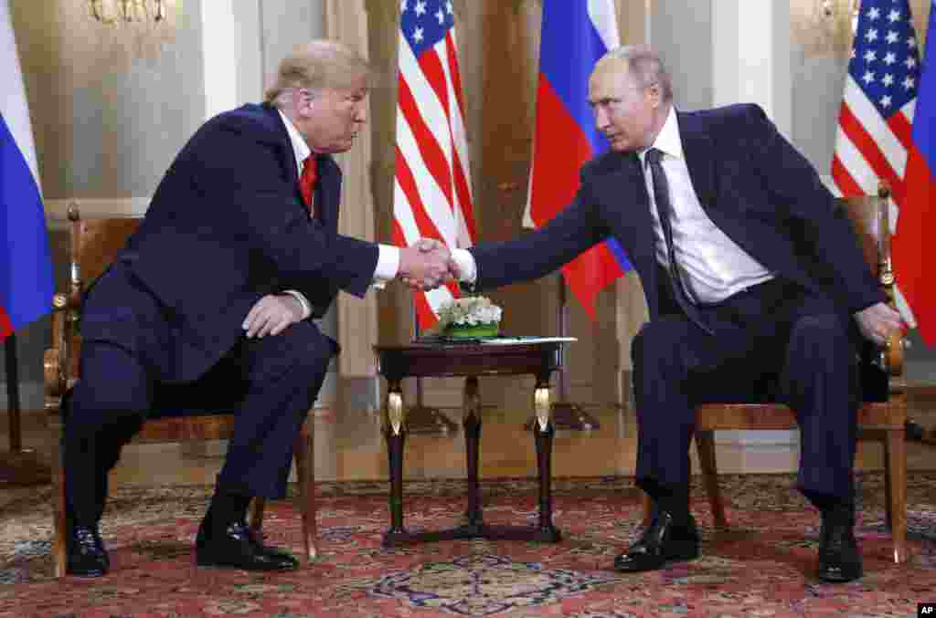 도널드 트럼프 미국 대통령(왼쪽)과 블라디미르 푸틴 러시아 대통령이 핀란드 헬싱키의 대통령궁에서 만나 악수하고 있다. 푸틴 대통령은 2016 미국 대통령 선거에 대한 러시아의 개입과 관련해&nbsp; &ldquo;러시아는 절대 개입하지 않았으며 앞으로도 미국 내부 문제에 개입할 계획이 없다&quot;고 말했다.
