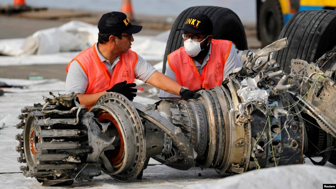 Para penyelidik Komisi Nasional Keselamatan Transportasi (KNKT) memeriksa mesin turbin dari pesawat Lion Air JT610 di pelabuhan Tanjung Priok, Jakarta, 4 November 2018.