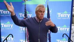 El candidato demócrata a gobernador, el exgobernador de Virginia, Terry McAuliffe, hace gestos mientras habla a sus partidarios durante un mitin en Richmond, Virginia, el domingo 31 de octubre de 2021.