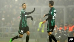 Domenico Berardi (hagu) na kungiyar Sassuolo yana murna tare da Marcello Gazzola a bayan da ya jefa kwallo a ragar AC Milan