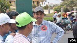 Labor activists gathered outside Cambodia's National Assembly Monday to protest against a controversial new Trade Union Law (D. de Carteret / VOA)