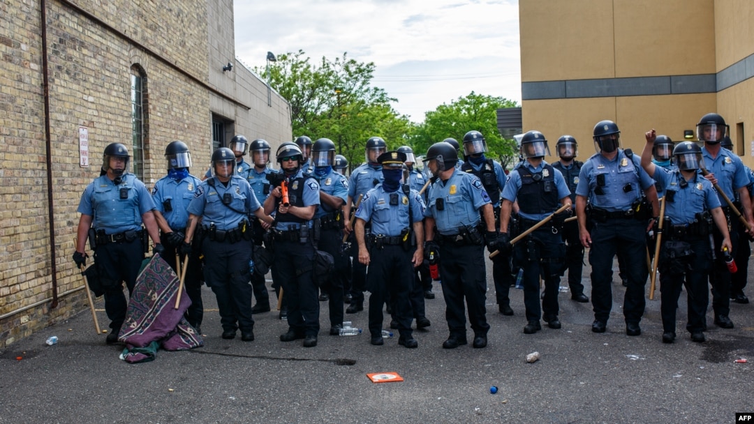 ARHIVA - Pripadnici policije Mineapolisa suočeni sa demonstrantima ispred policijske stanice, 27. maja 2020. (Foto: AFP)