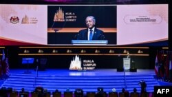 PM Malaysia Mahathir Mohamad menyampaikan pidato saat pembukaan KTT Islam di Kuala Lumpur, 19 Desember 2019. 