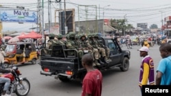 Uma carrinha de caixa aberta do grupo M23 circula por uma estrada em Goma, província de Kivu do Norte, República Democrática do Congo, a 4 de fevereiro de 2025.