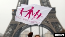 Người biểu tình xuống đường phản đối kế hoạch hợp pháp hóa hôn nhân đồng tính gần tháp Eiffel ở Paris.