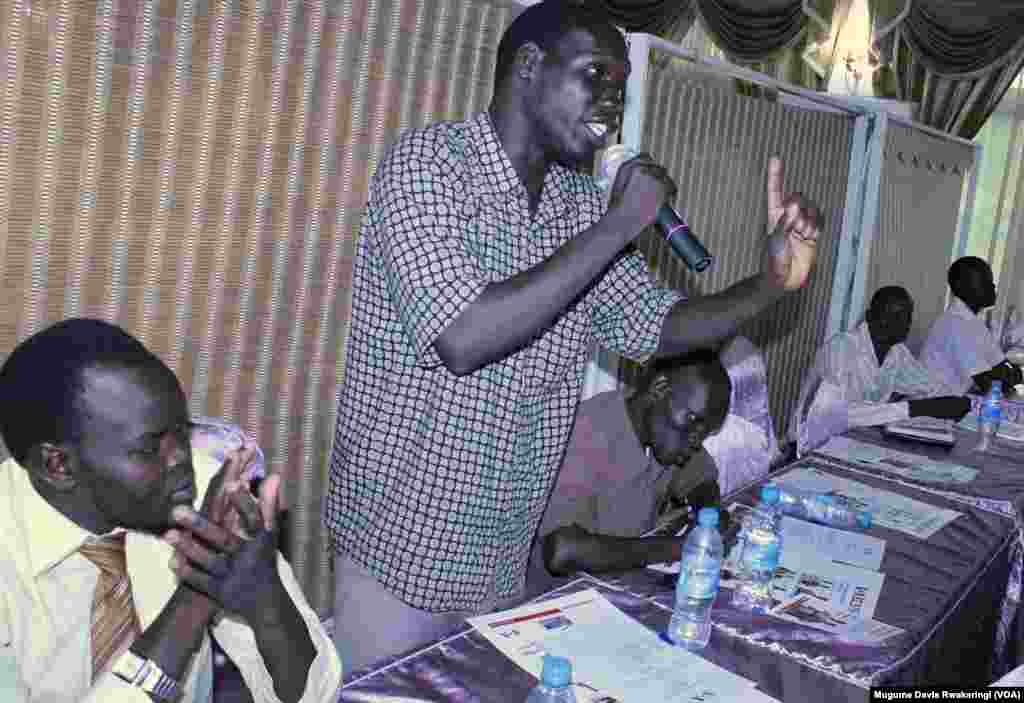 A member of the public asks a question during the Q&A session at the Voice of America town hall meeting in Juba on Thursday, March 28, 2013.