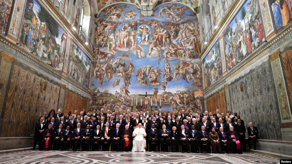 天主教教宗方济各和外交使团成员在梵蒂冈的西斯廷教堂