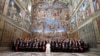 El papa Francisco posa en la Capilla Sixtina con miembros del cuerpo diplomático acreditado ante la Santa Sede al final de una audiencia para el tradicional intercambio de saludos de Año Nuevo en El Vaticano.