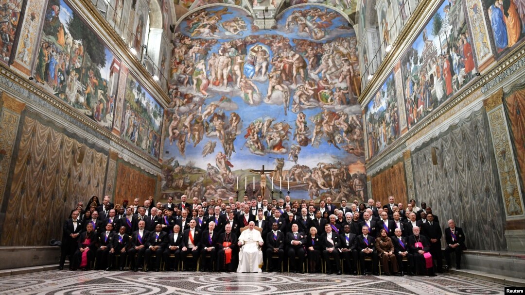 El papa Francisco posa en la Capilla Sixtina con miembros del cuerpo diplomático acreditado ante la Santa Sede al final de una audiencia para el tradicional intercambio de saludos de Año Nuevo en El Vaticano.