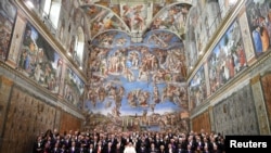 Le pape François pose dans la chapelle Sixtine avec des membres du corps diplomatique accrédités auprès du Saint-Siège au Vatican, Rome, le 9 janvier 2017.