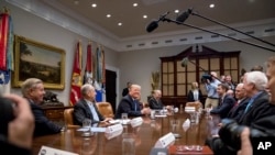 El presidente Donald Trump se reúne con senadores republicanos en la Casa Blanca para hablar sobre inmigración.